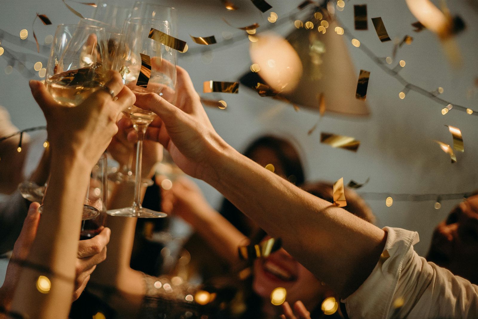 Pessoas celebrando em um restaurante